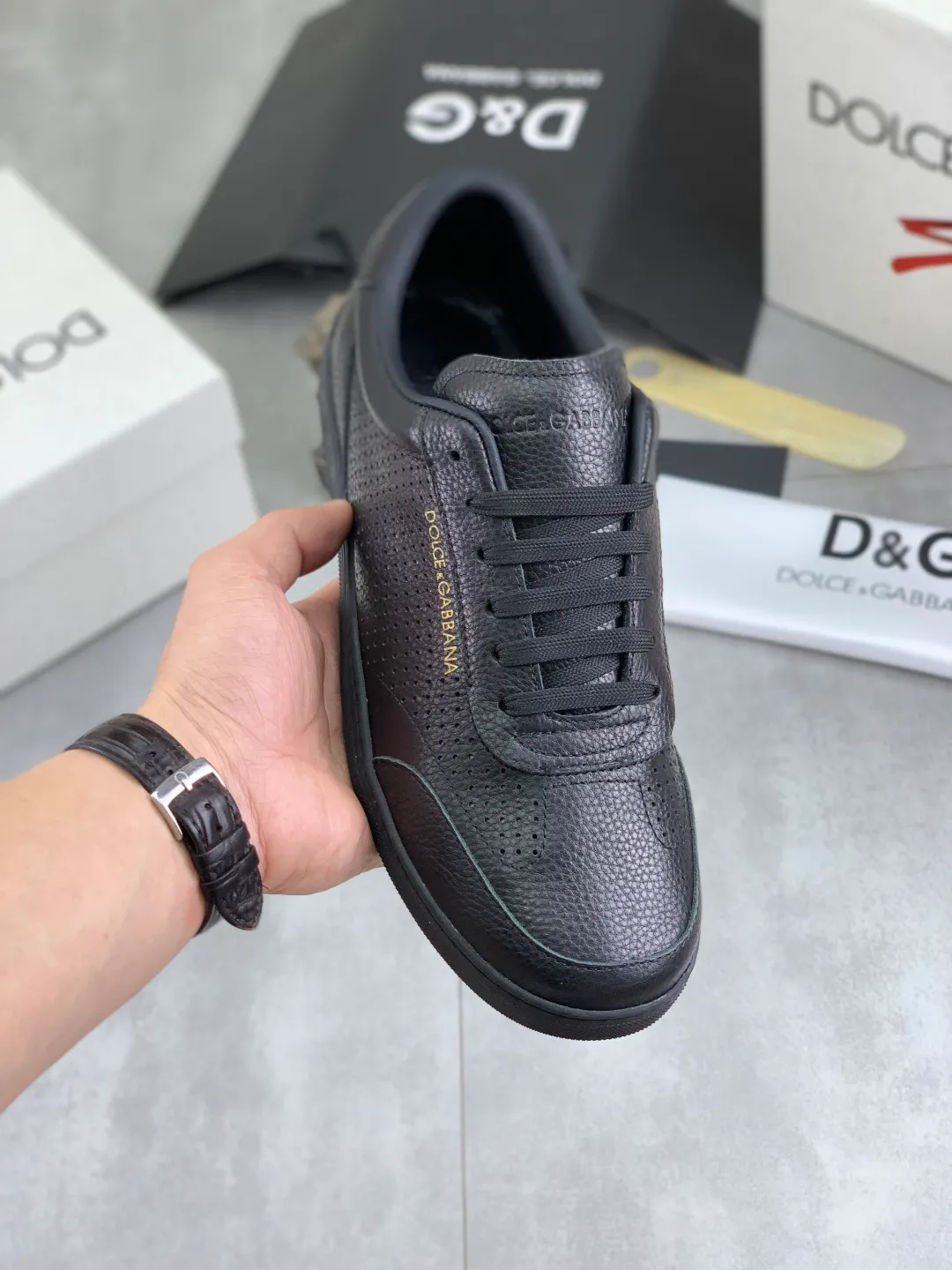 Men's shoes P500 💰 [New model] The latest hot model, top original quality, the official website is synchronized with "DOLCE&GABBANA [Dolce & Gabbana] ~ High Quality." The effect is low-cut casual DG men's shoes, loved by many celebrities, using high-end imported first-layer frosted calfskin with punched logo design + cowhide feet, simple and elegant, perfect interpretation of the latest inspiration for shoes, classic and fashionable integration, luxury dream, dominating fashion Suitable for drivers, light and comfortable to drive, light and breathable for outdoor travel, high-end quality, trustworthy, black or white🉑️choose! Code number: 38-46